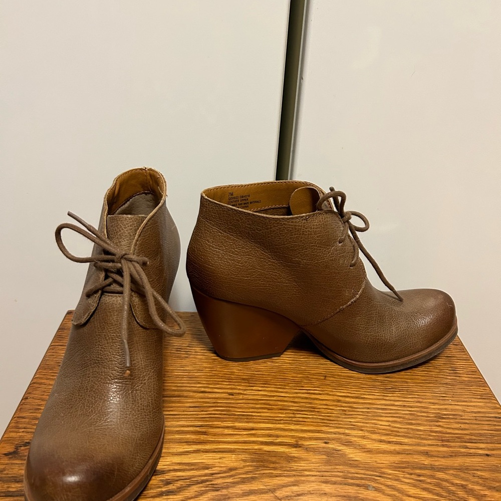 Kork-Ease cute short boot/ shoes color aged dark tan, size 7 excellent - Picture 7 of 10